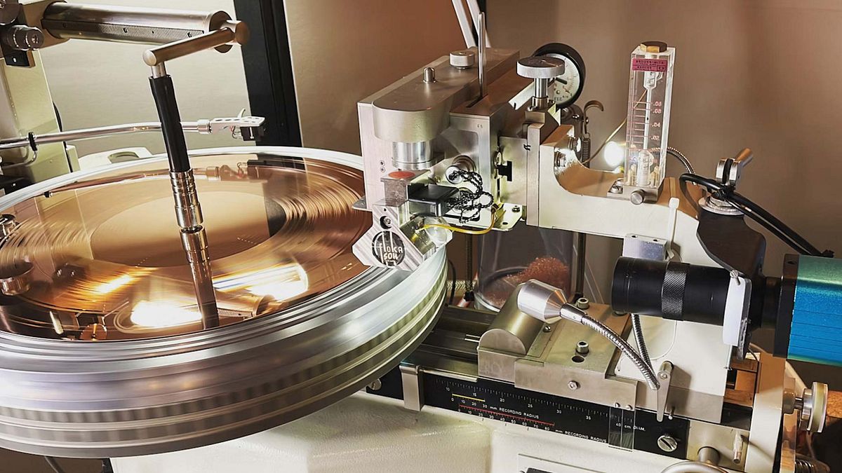 DMM vinyl record cutting lathe