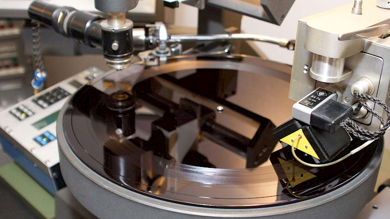 A vinyl lacquer cut in progress.