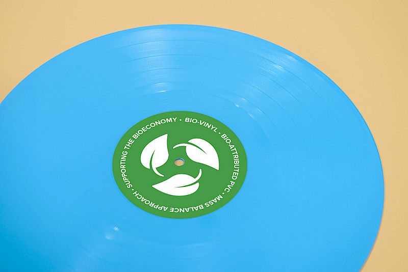 Blue bio-attributed vinyl.