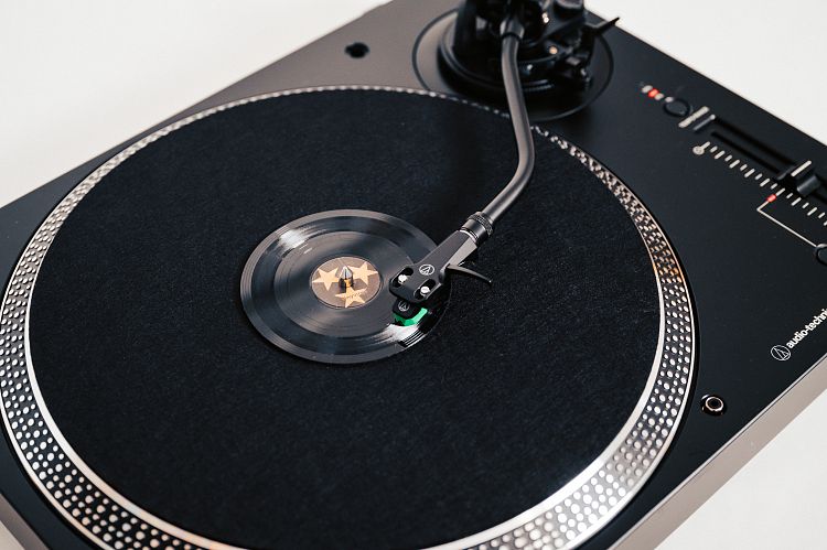 Black bio-attributed tiny vinyl playable on standard turntables