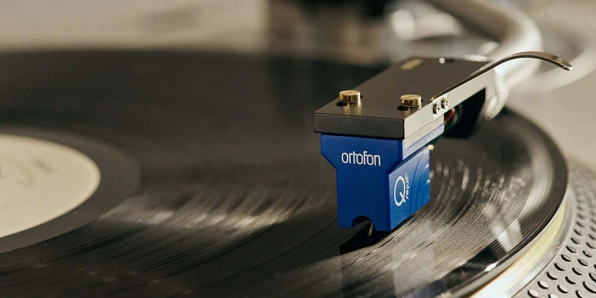 Close up of record player stylus